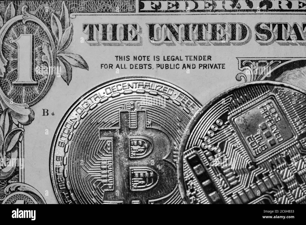 Image de la crypto-monnaie Bitcoin vue sur un billet de banque régulier d'un dollar. Les détails de la pièce de monnaie et des motifs sont clairement visibles. Banque D'Images