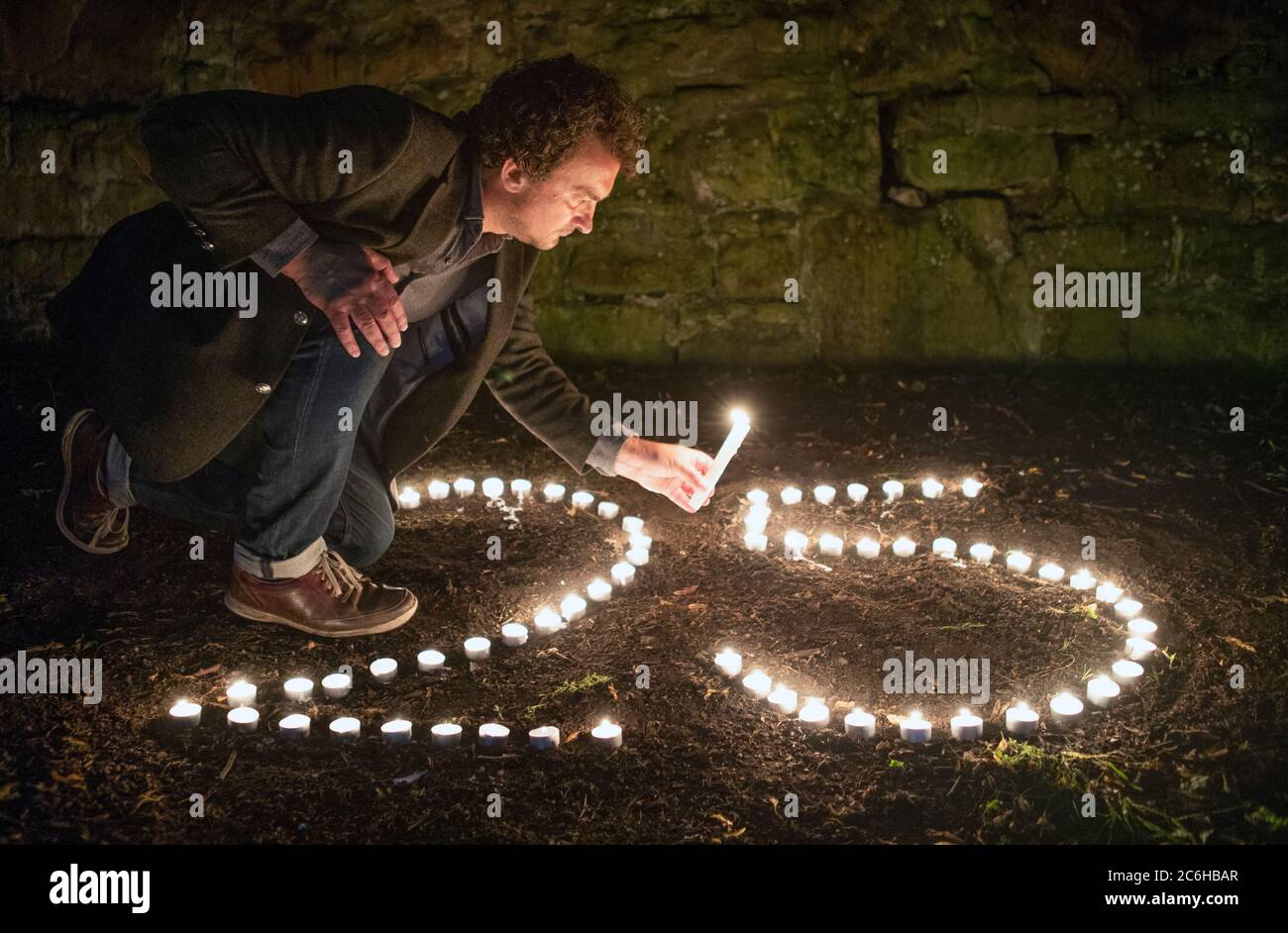 Samir Mehanovic, réalisateur primé par le BAFTA, venu au Royaume-Uni en tant qu'immigrant de la guerre de Bosnie en 1995 et qui vit maintenant à Édimbourg, allume des bougies pour commémorer le 25e anniversaire du génocide de Srebrenica. Banque D'Images