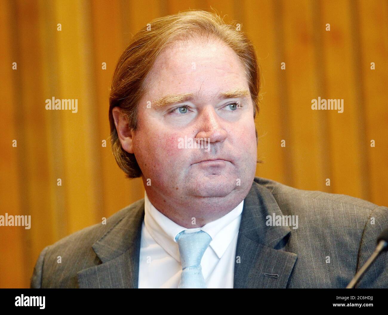 Düsseldorf, Allemagne. 10 juillet 2020. Le ministre des Finances du Rhin-Westphalie du Nord, Lutz Lienenkämper (CDU), avant le début de la session extraordinaire de la Commission du budget et des finances du Parlement d'État. Dans une partie non publique de la réunion, le thème des garanties pour les clubs de football de la Bundesliga sera également à l'ordre du jour. Le gouvernement de l'État n'a pas encore confirmé une demande présumée de garantie de l'État pour le FC Schalke 04, mais a souligné le niveau généralement élevé de confidentialité de telles procédures. Crédit : Roland Weihrauch/dpa/Alay Live News Banque D'Images