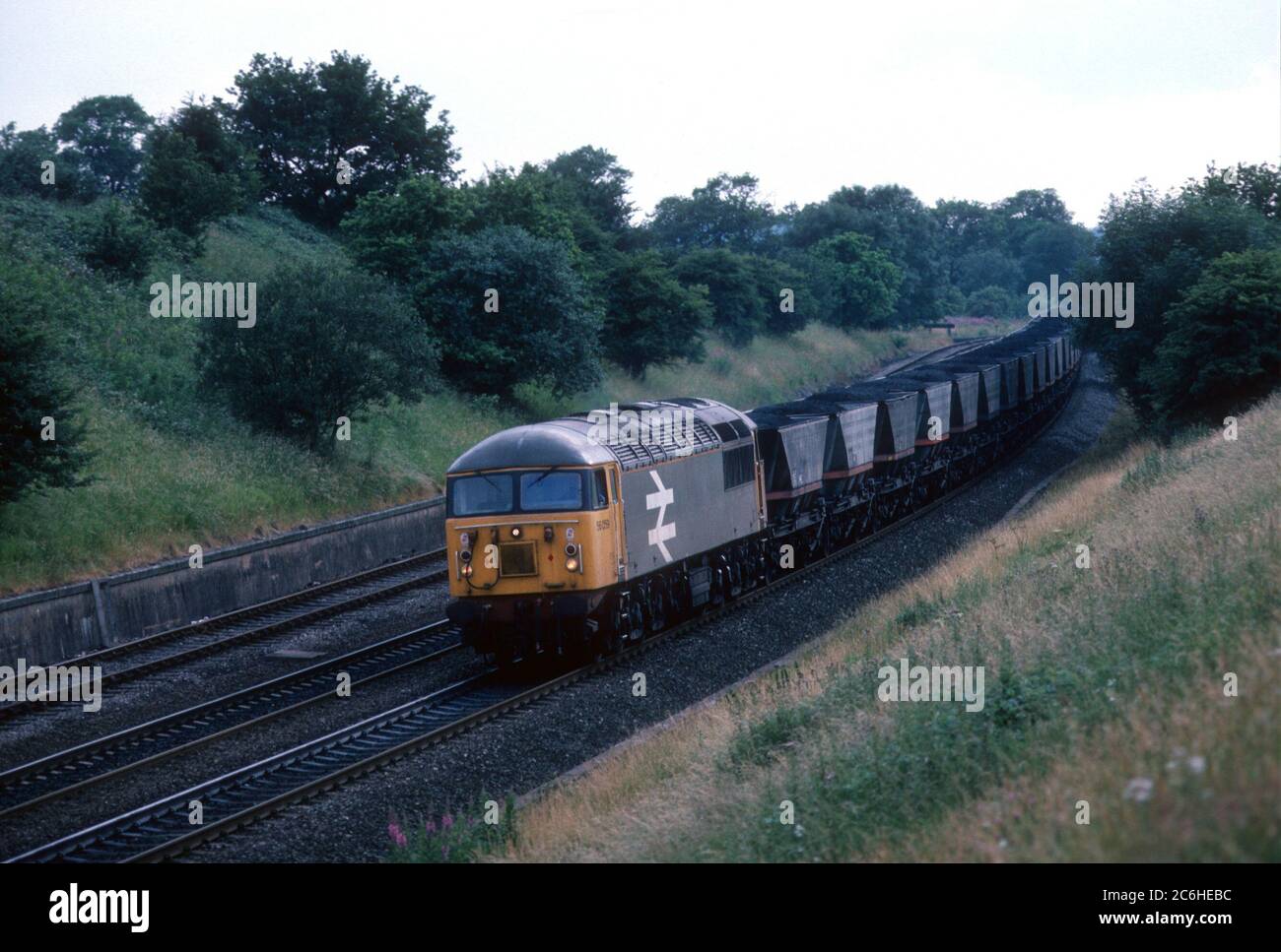 Classe 56 locomotive diesel n° 56059 tirant un train de charbon MGR à Hatton Bank, Warwickshire, Royaume-Uni. 15 juillet 1986. Banque D'Images
