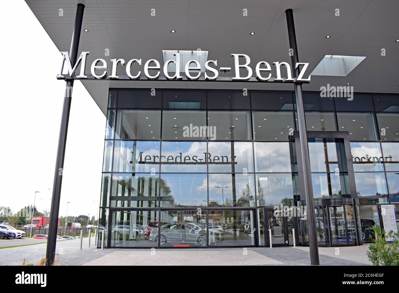 Grand concessionnaire Mercedes Benz Stockport, Royaume-Uni, ouvert le 29 juillet 2019. Détail de la face avant avec réflexions en verre Banque D'Images