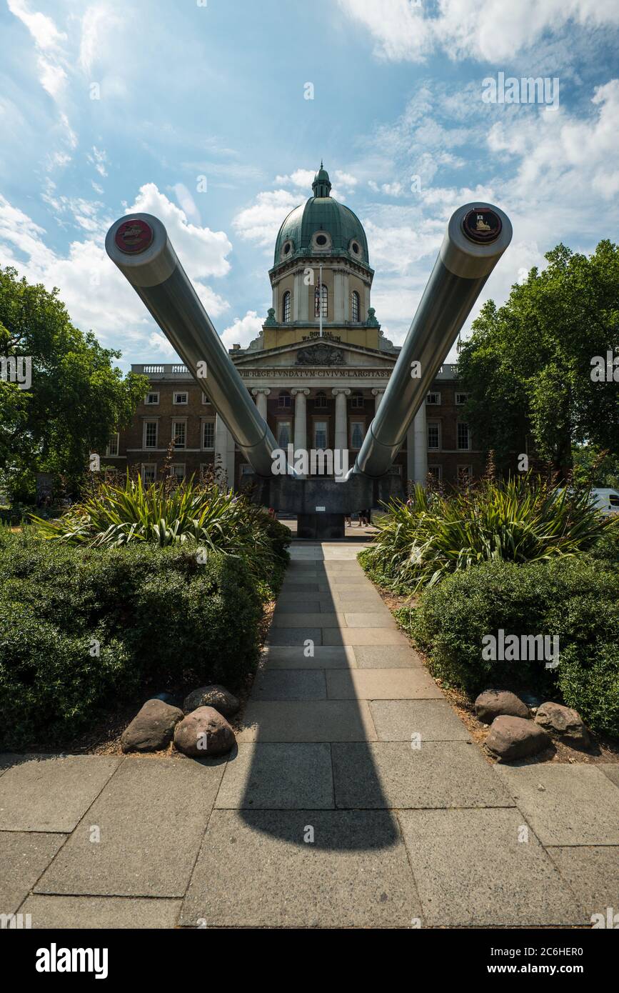 Les gros fusils de cuirassé devant le Musée impérial de la guerre de Londres. Banque D'Images