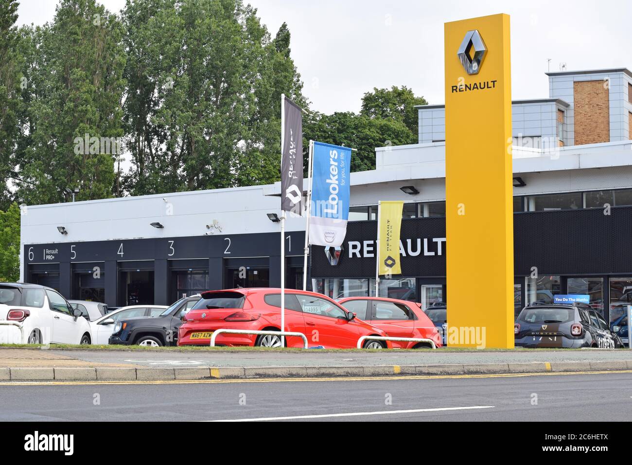 Concessionnaire Renault à Stockport St Mary's Way UK avec panneau jaune Banque D'Images