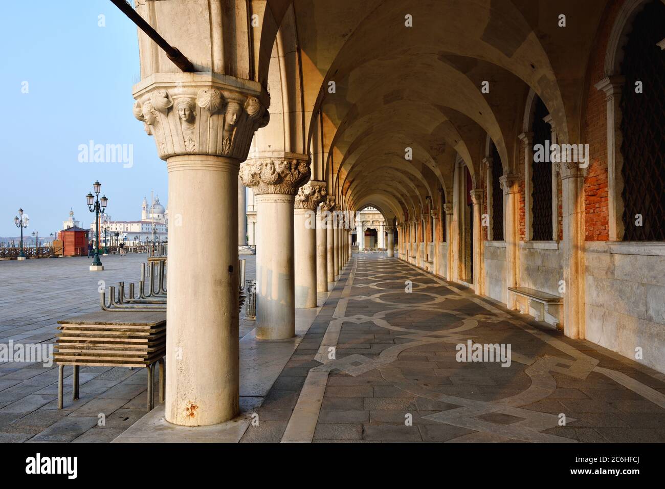 Colonnade Palazzo Ducale au lever du soleil à Venise, Italie. Ancien domicile du Doge et maintenant musée, le palais est l'un des principaux monuments de Banque D'Images