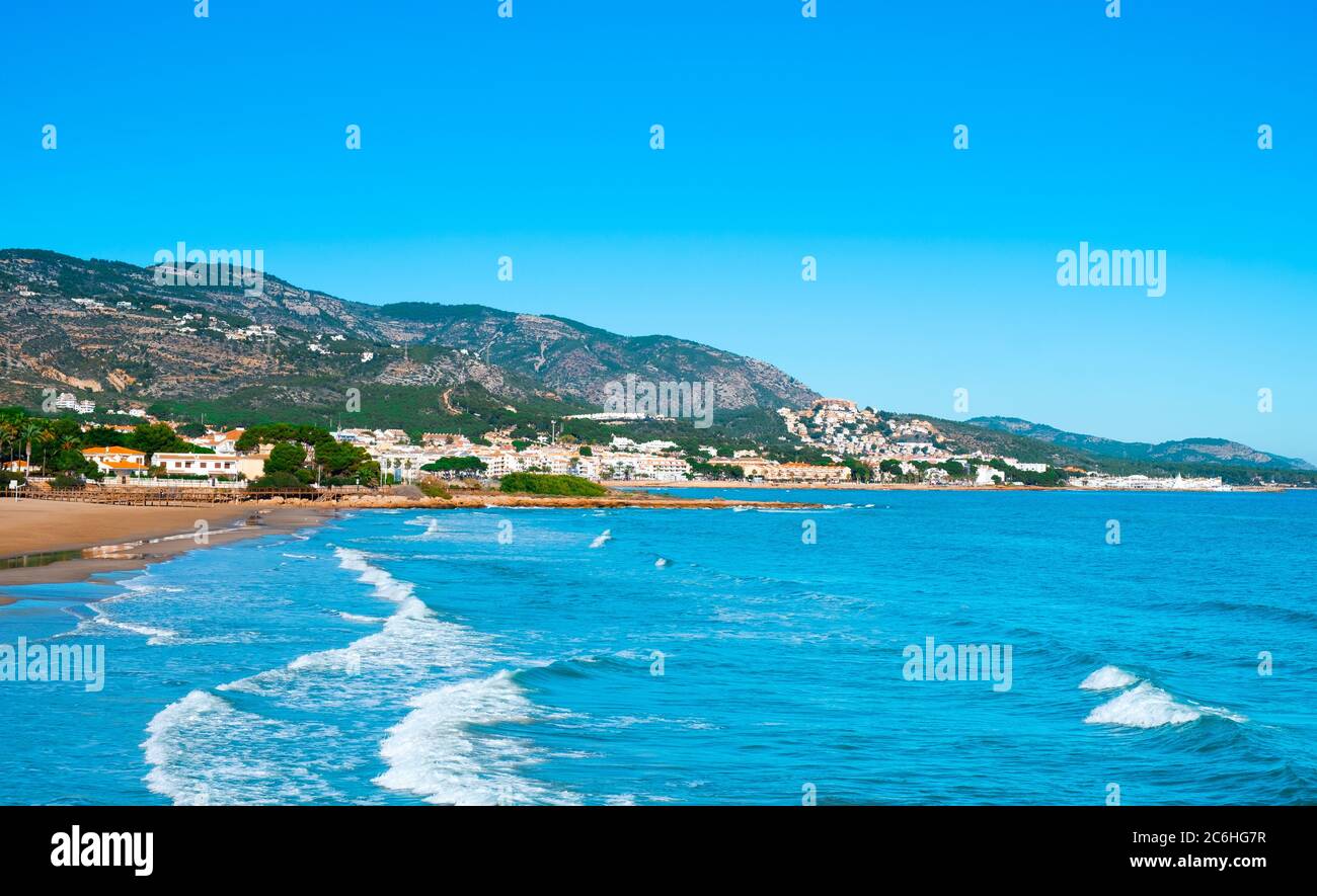 Vue sur la plage Playa Romana à Alcossebre, sur la Costa del Azahar, en Espagne, en hiver Banque D'Images