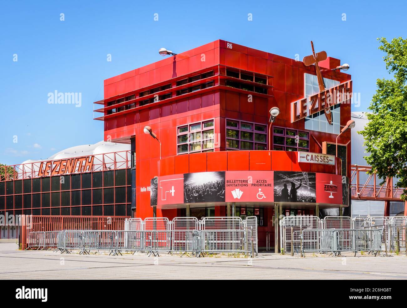 Vue générale de l'entrée de la salle de concert le Zenith et de son guichet situé dans une folie du Parc de la Villette à Paris, France. Banque D'Images