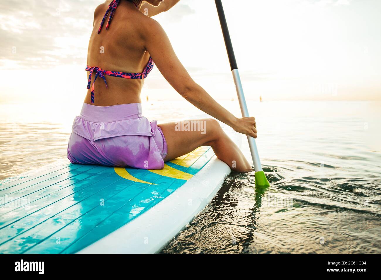 Femme sur UNE selle debout Banque D'Images