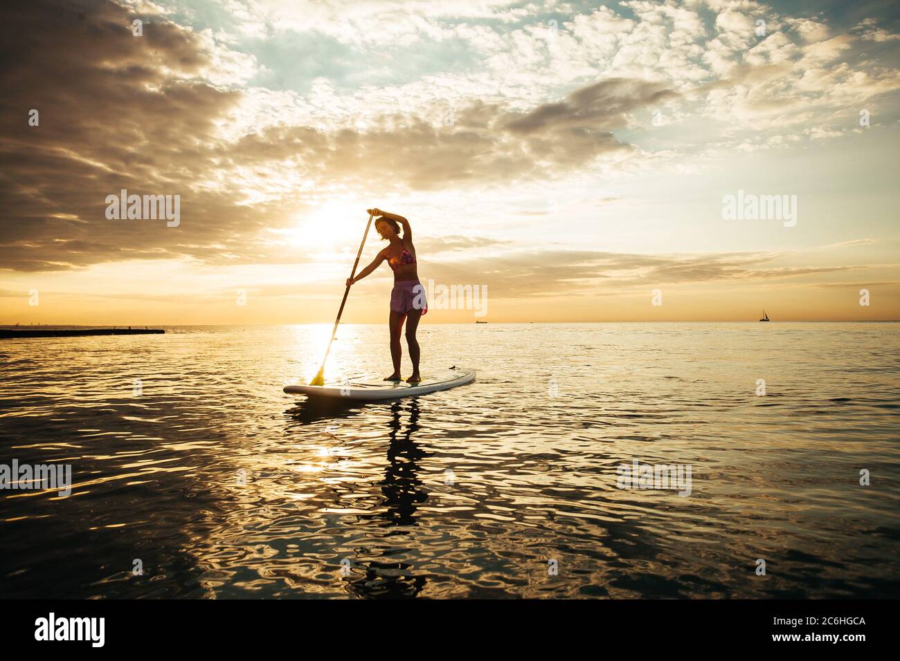 Femme sur UNE selle debout Banque D'Images