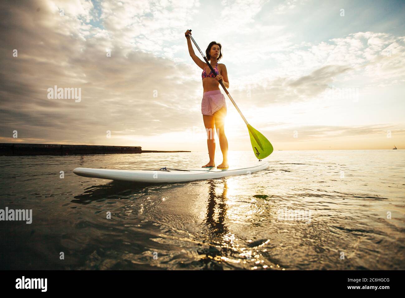 Femme sur UNE selle debout Banque D'Images