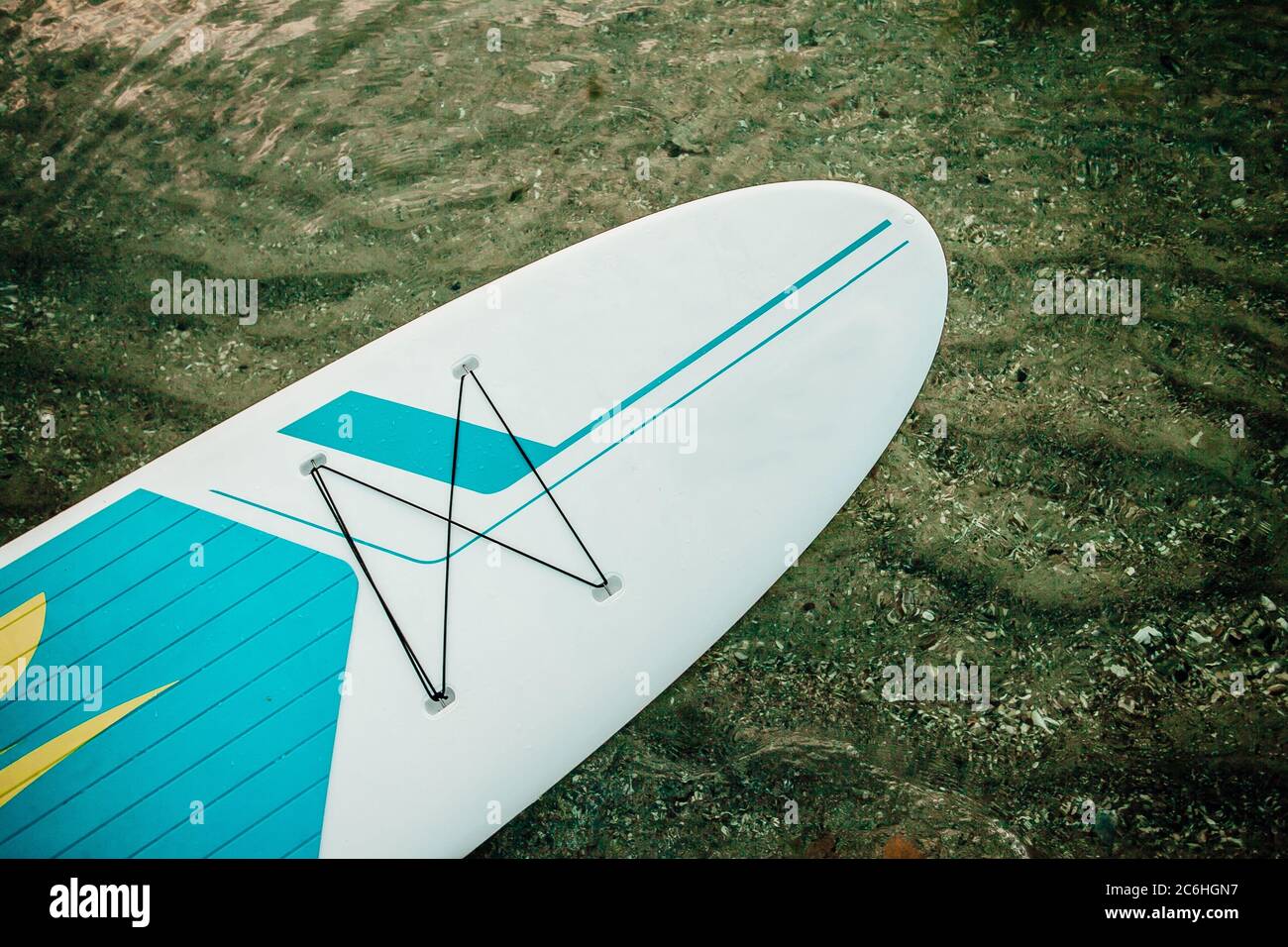 Nez de paddle-board debout flottant sur un beau lac Banque D'Images