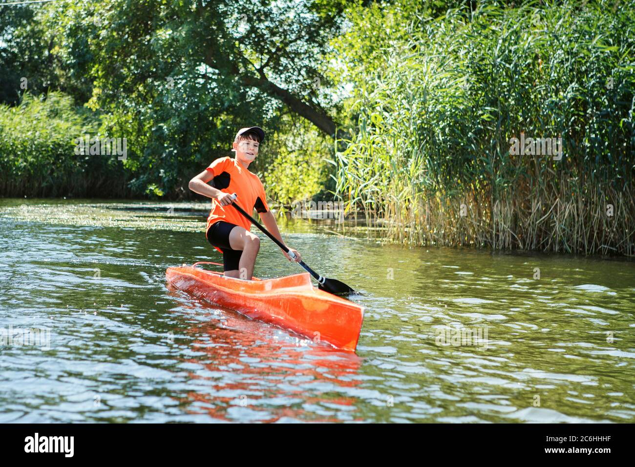 Le garçon ramer dans un canoë sur la rivière. Scènes d'action Photo Stock -  Alamy