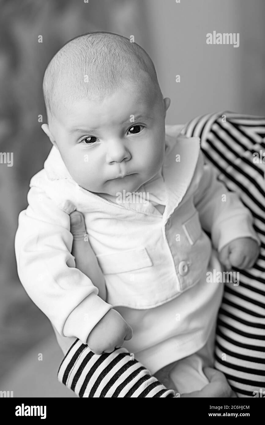 Portrait D Un Elegant Bebe Garcon En Costume Blanc Photographie En Noir Et Blanc Photo Stock Alamy