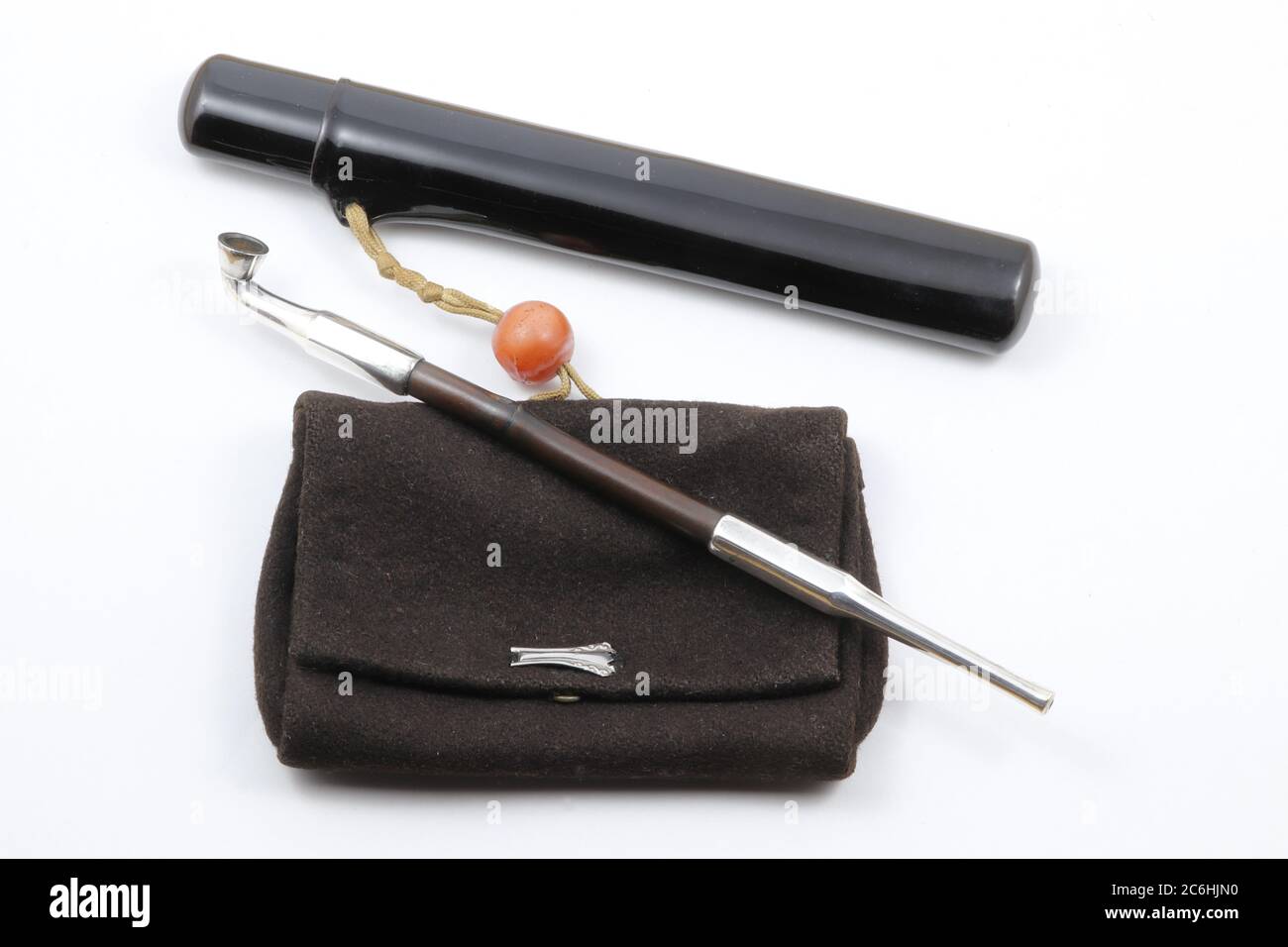 Kiseru japonais antique d'argent (pipe traditionnelle de fumeurs) + sac de tabac et boîte de pipe Banque D'Images