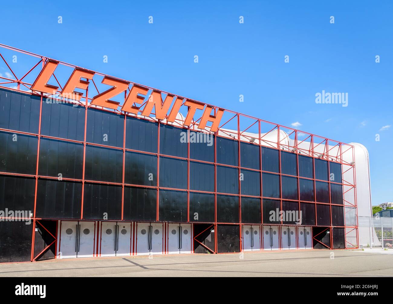 La façade et l'entrée des spectateurs de la salle de concert le Zenith