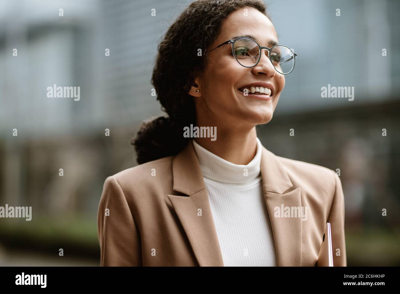 Belle femme d'affaires qui marche sur la route. Femme d'affaires avec lunettes sur la rue de ville. Banque D'Images