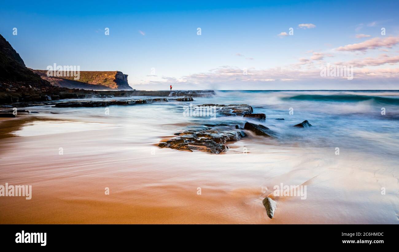 Pêche autour de fortes vagues de l'océan à la plage de Garie, dans le parc national Royal Banque D'Images
