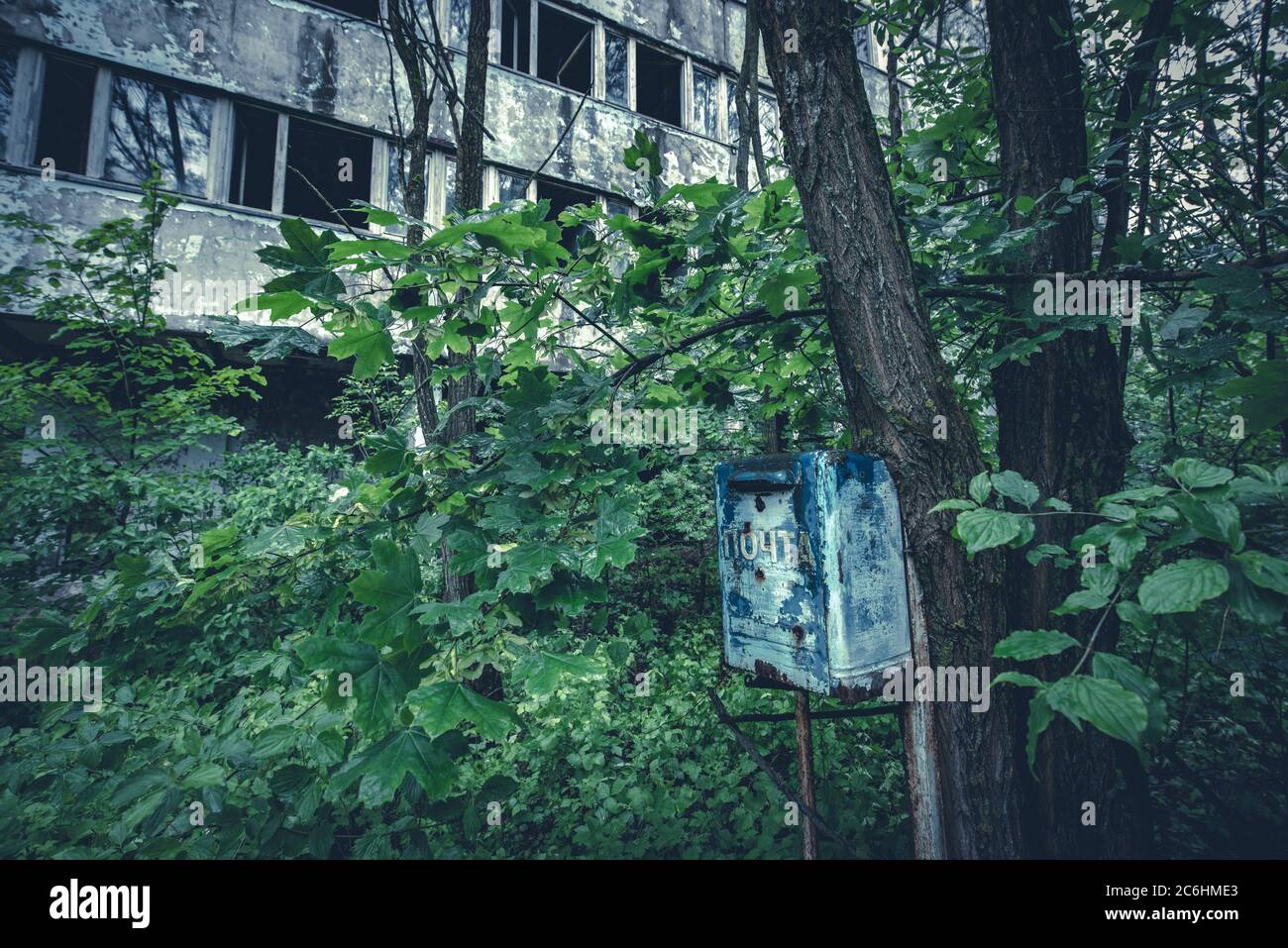 Boîte de poste radioactive près de l'école de Pripyat, dans la zone d'exclusion de Tchernobyl Banque D'Images