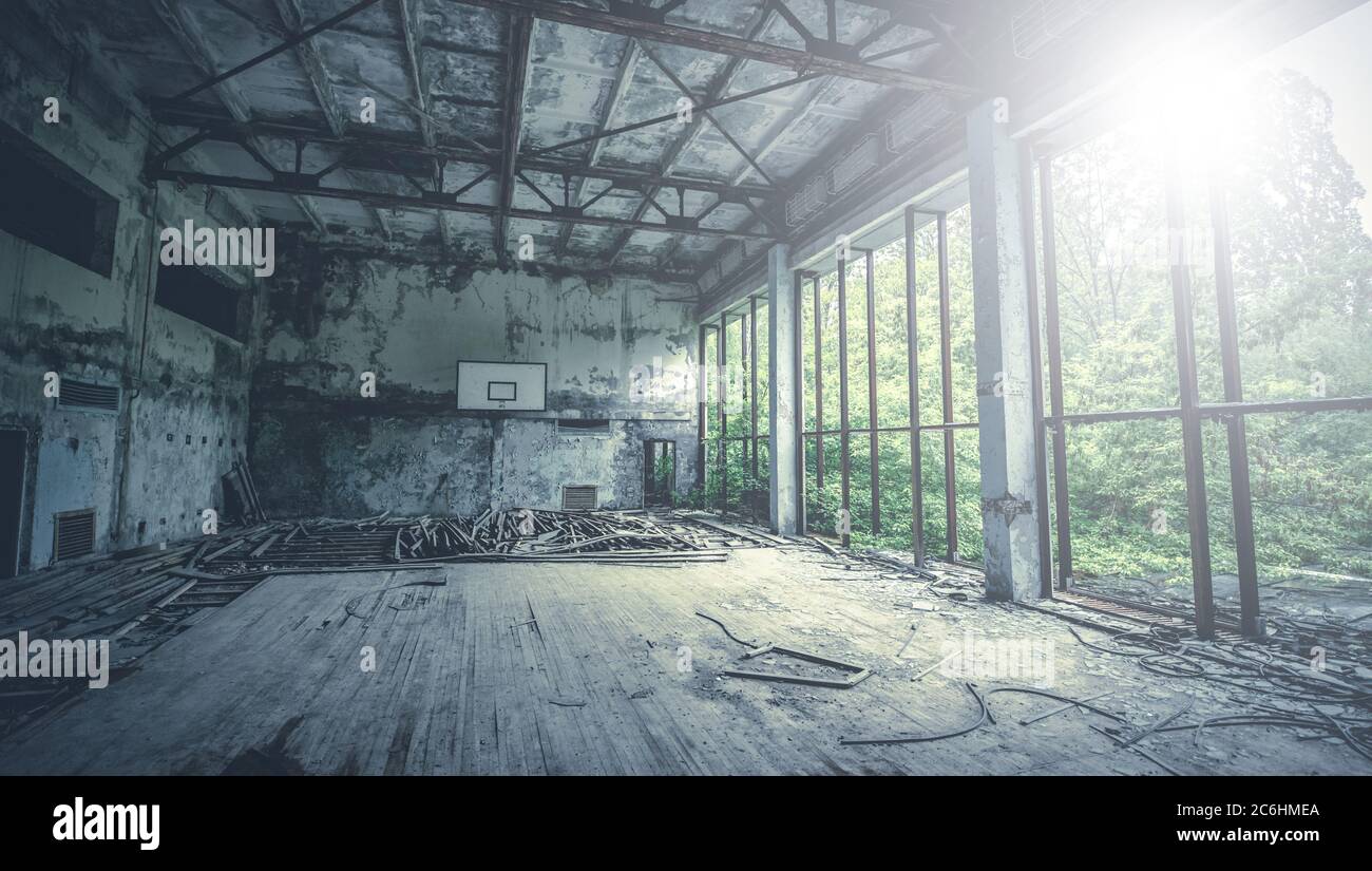 Gymnase radioactif abandonné à l'école de Pripyat, zone d'exclusion de Tchernobyl Banque D'Images