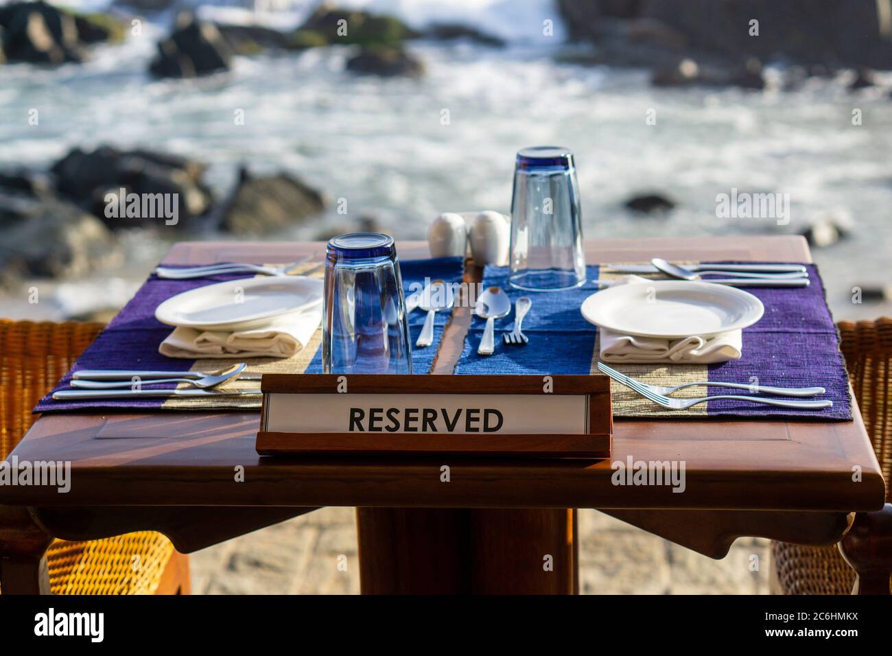 Table réservée en face de la plage au Sri Lanka Banque D'Images