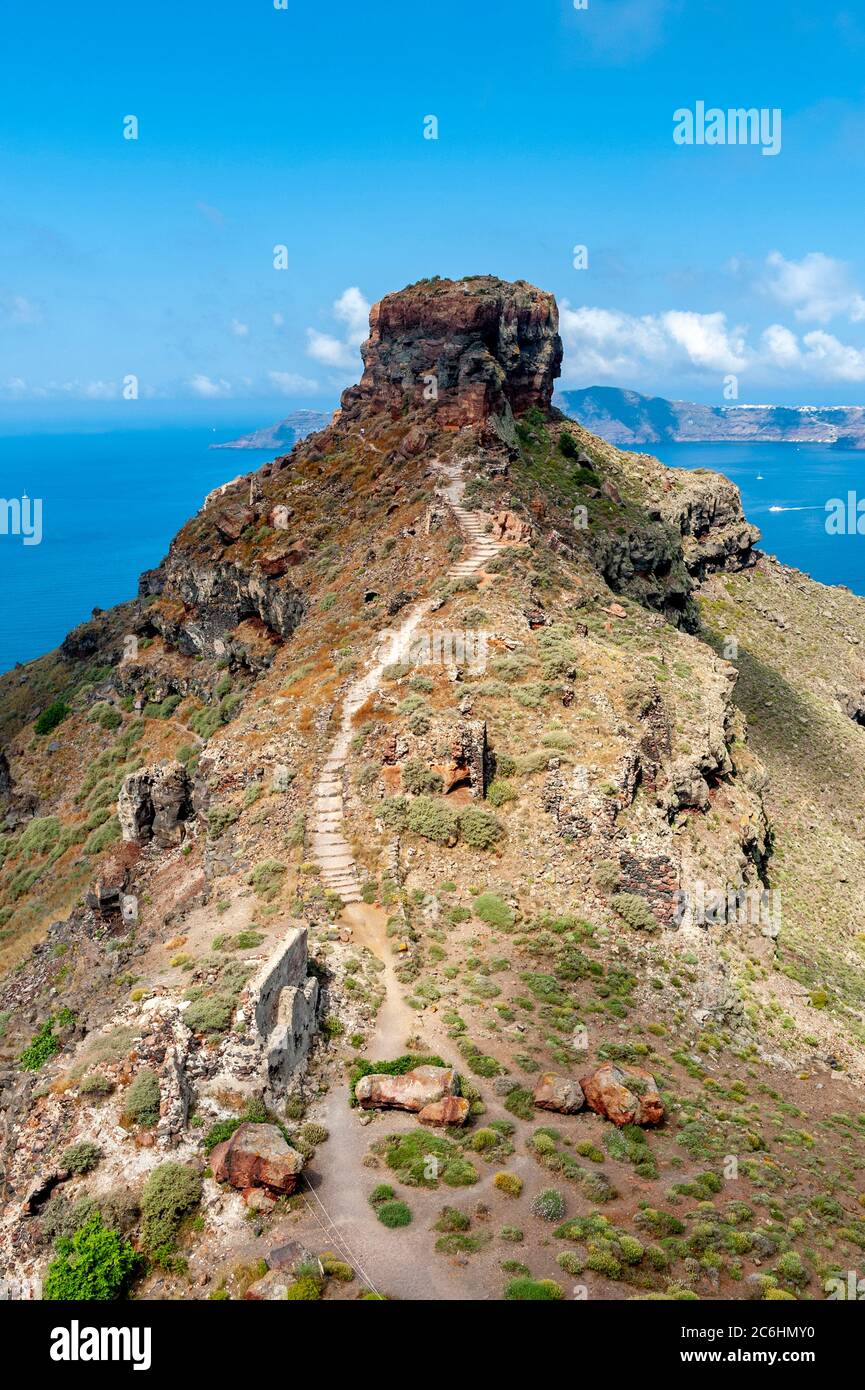 Imerovigli Santorini Grèce. Vue sur le rocher de skaros, la caldeira et la mer Égée. Banque D'Images
