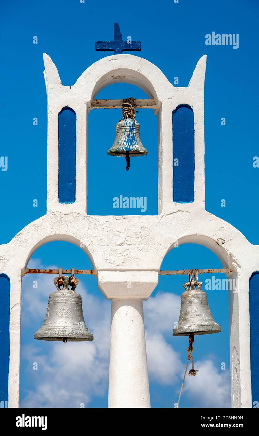Santorini Grèce, îles grecques, Cyclades. Clocher de l'église contre un ciel bleu Banque D'Images Santorini Grèce, îles grecques, Cyclades. Clocher de l'église contre un ciel bleu Banque D'Images