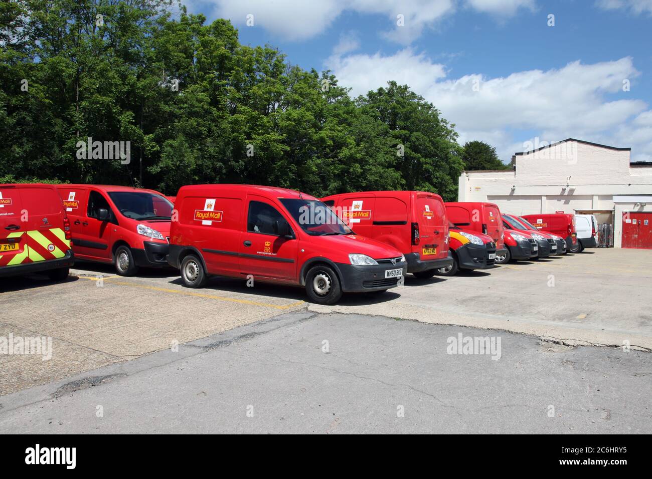 Les fourgonnettes de livraison Royal Mail garées au bureau de tri de Leatherhead, à Leatherhead, Surrey, Royaume-Uni, printemps 2020 Banque D'Images