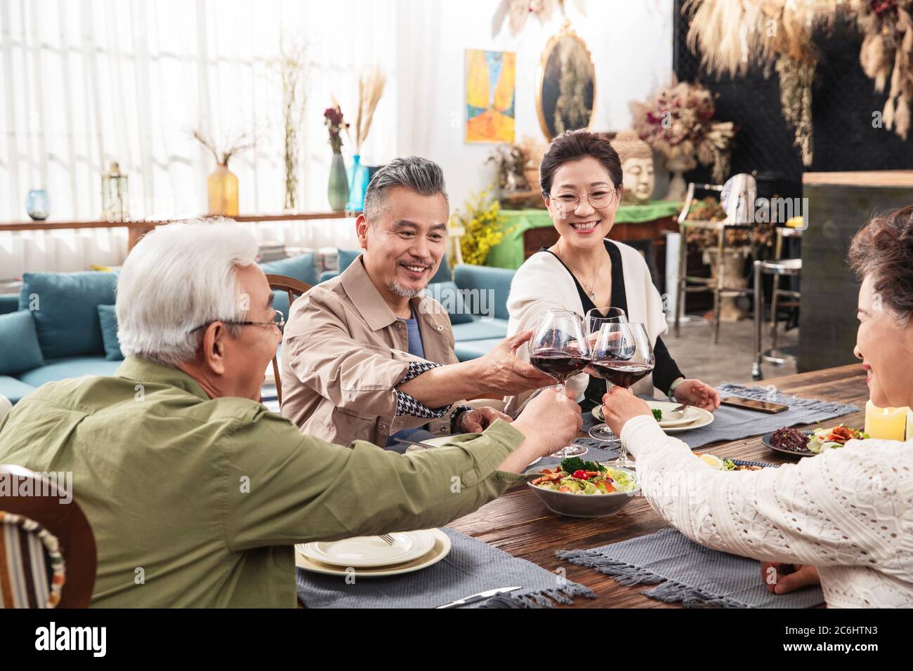 Des toasts heureux pour les couples d'âge moyen Banque D'Images