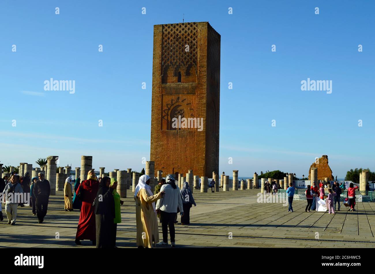 Rabat, Maroc - 18 novembre 2014 : touristes non identifiés à la Tour Hassan aka Hassan, marque de terre du site du patrimoine mondial de l'UNESCO Banque D'Images