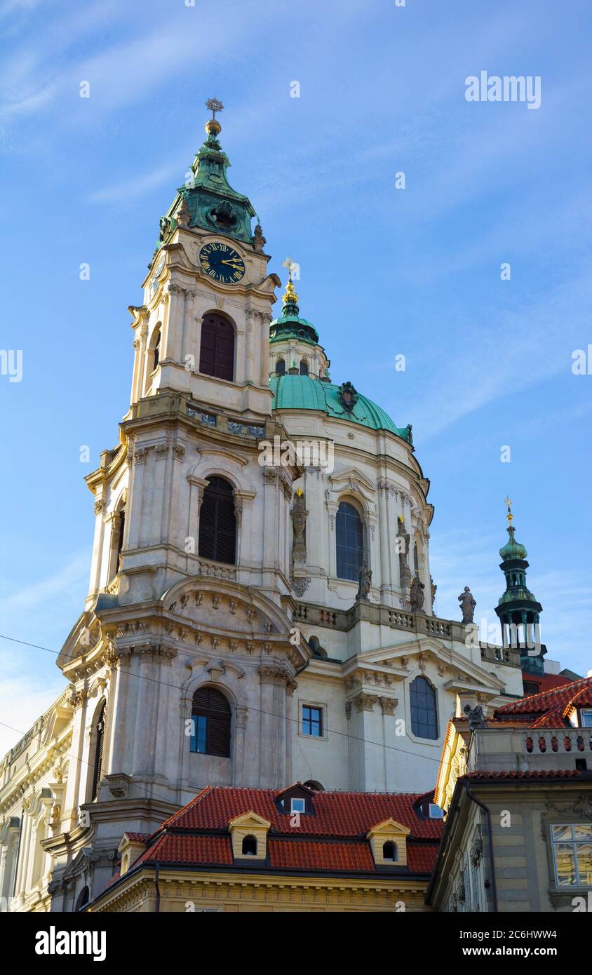 Eglise de Saint Nicolas ( kostel svateho Mikulase ), petite ville ( Mala Strana ), Prague, République Tchèque / Tchéquie - magnifique bâtiment sacré construit en Banque D'Images