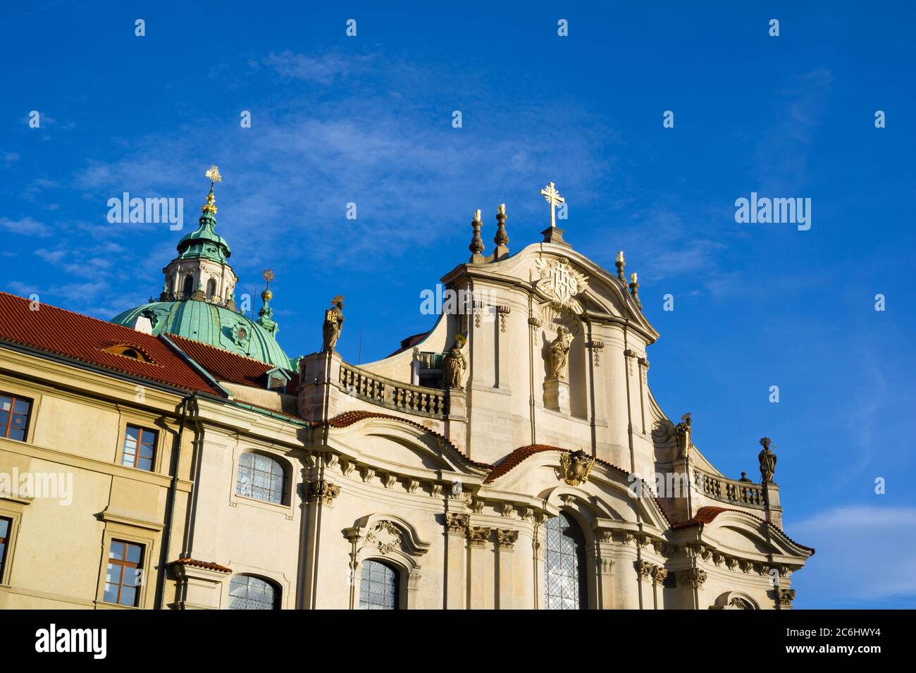 Eglise de Saint Nicolas ( kostel svateho Mikulase ), petite ville ( Mala Strana ), Prague, République Tchèque / Tchéquie - magnifique bâtiment sacré construit en Banque D'Images