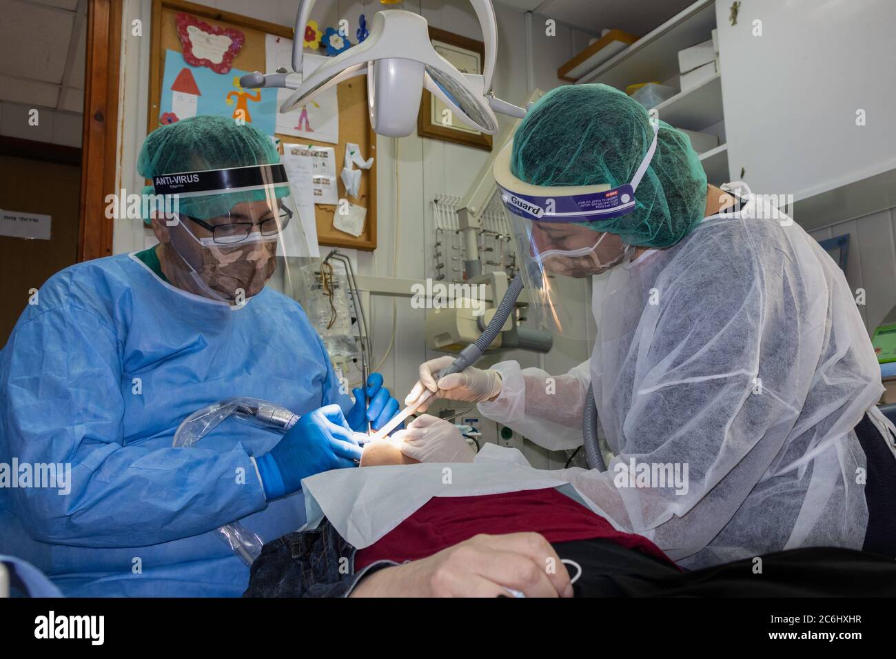 Jérusalem, Israël 14 juin 2020 un dentiste et son assistant portant un équipement de