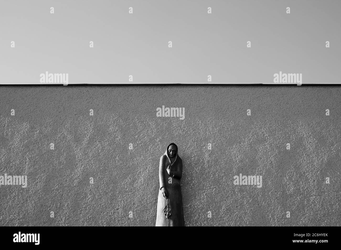 Statue de la femme en deuil, veuve, devant le mur. Composition minimaliste en noir et blanc Banque D'Images