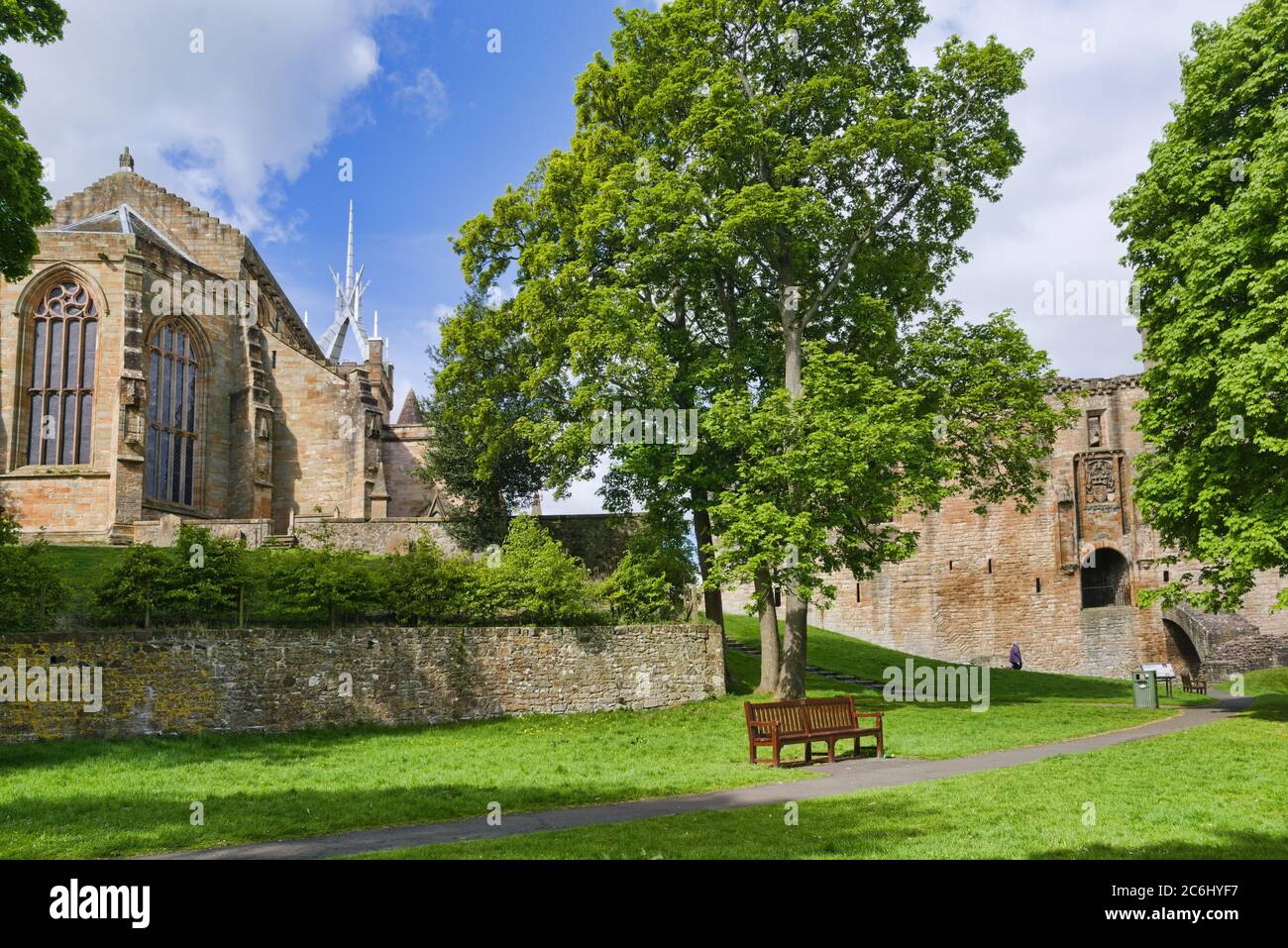 Journée ensoleillée à Linlithgow loch, Peel. Vue à l'ouest du palais et de l'église ancienne et historique de St Michaels. Arbre suspendu, Lothian Ouest, Centr Banque D'Images