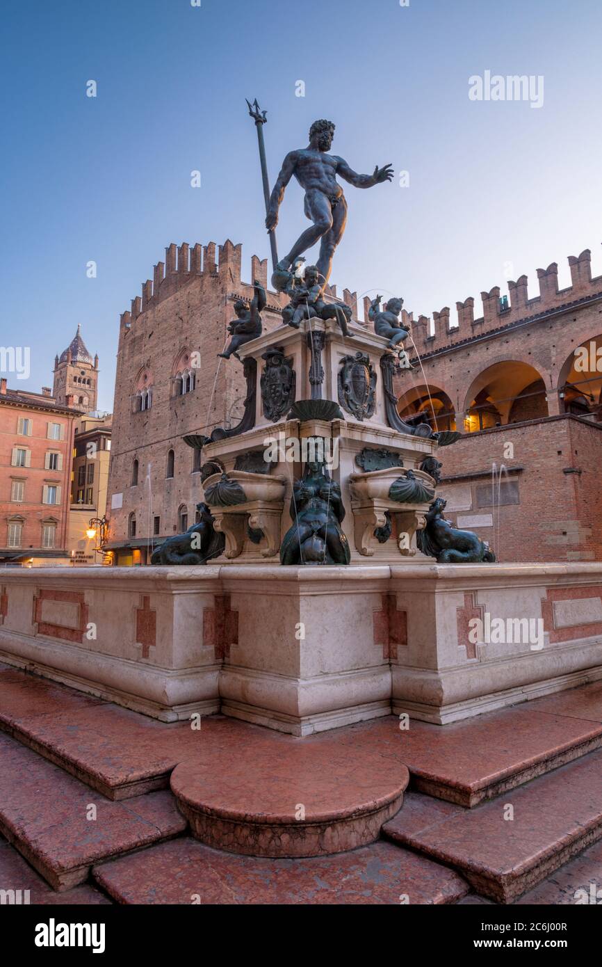 Bologne - Fontana di Nettuno ou fontaine Neptune sur la place Piazza Maggiore au crépuscule du matin conçu par Tommaso Laureti (1565). Banque D'Images