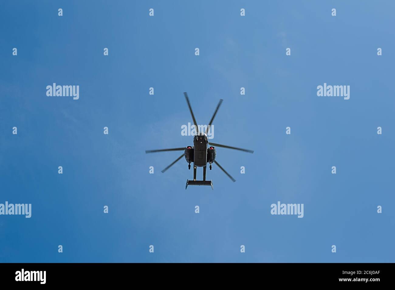 Petit hélicoptère civil vole contre un ciel bleu avec fond de nuages, concept de transport Banque D'Images