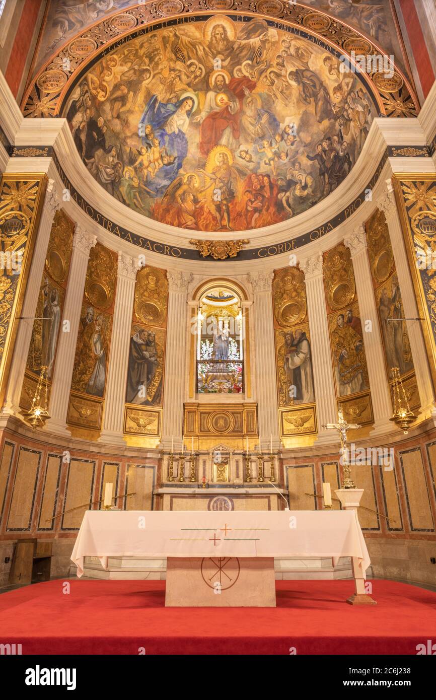 BARCELONE, ESPAGNE - 3 MARS 2020 : la peinture moderne de la gloire du coeur de Jésus et de l'église presbytère Santuario Nuestra Senora del Sagrado Corazo Banque D'Images