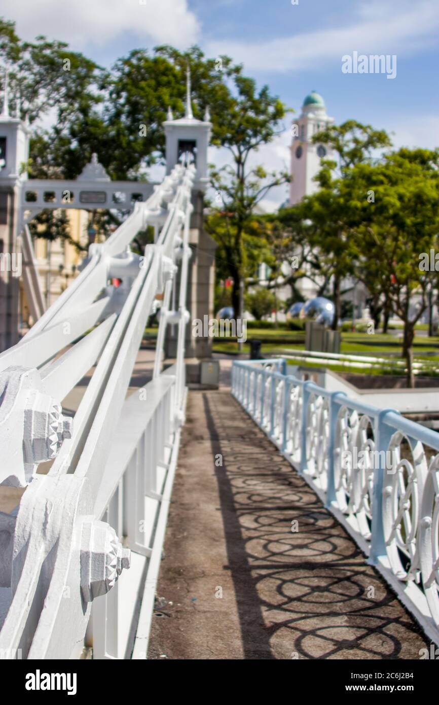 Singapour 30 juin 2020： le pont Cavenagh est le seul pont suspendu et l'un des plus anciens de Singapour. Banque D'Images