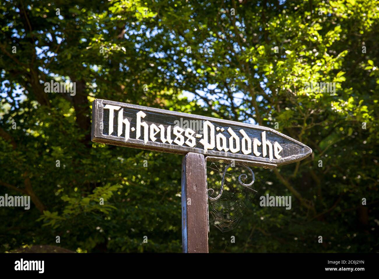 Panneau vers le sentier de randonnée Theodor-Heuss-Paeddchen près de la cathédrale d'Altenberg à Odenthal, Bergisches Land, Rhénanie-du-Nord-Westphalie, Allemagne Wegw Banque D'Images