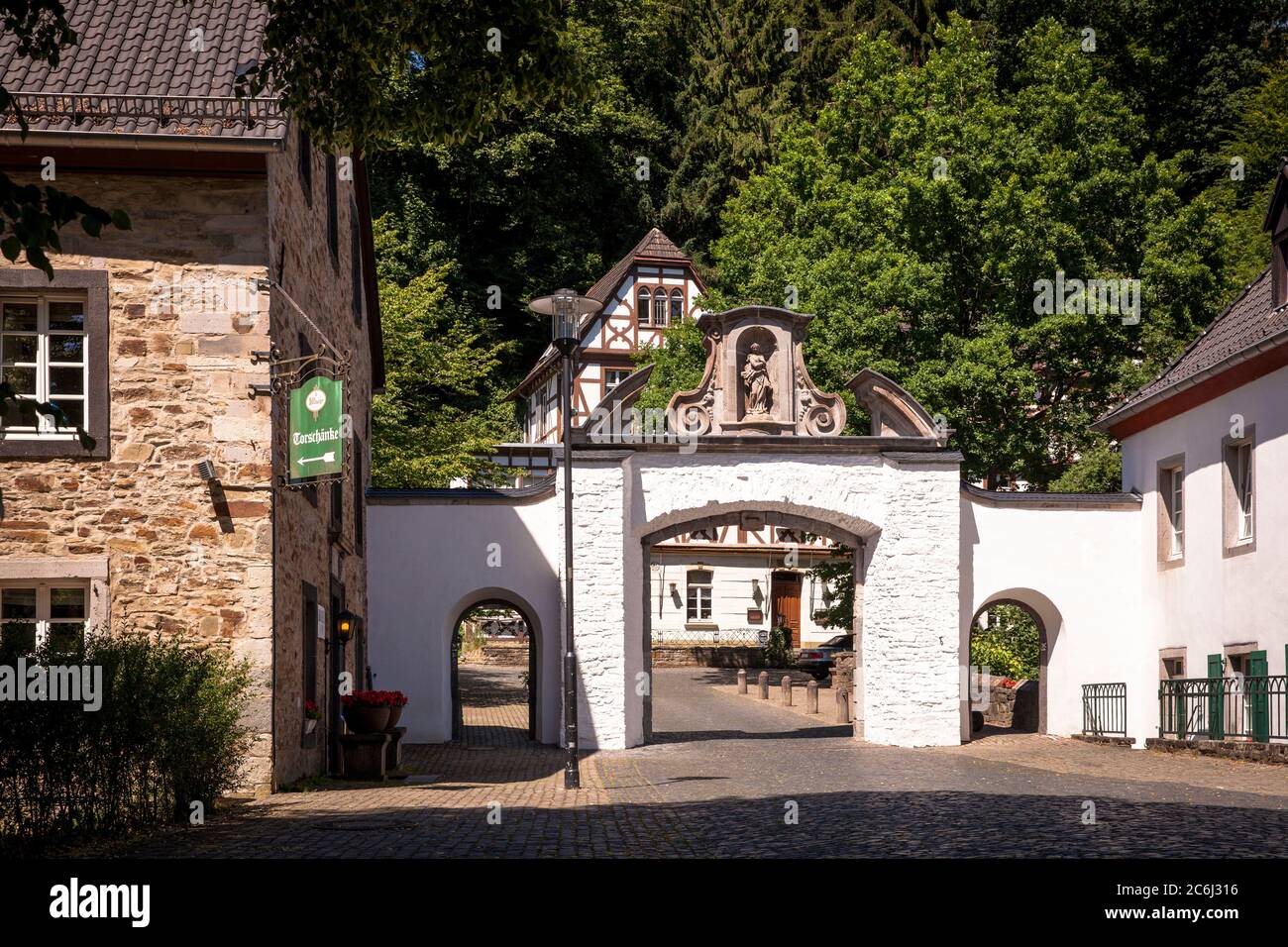 La porte de l'ancien monastère à la cathédrale d'Altenberg à Odenthal, église de l'ancienne abbaye cistercienne d'Altenberg, région de Bergisches, Banque D'Images