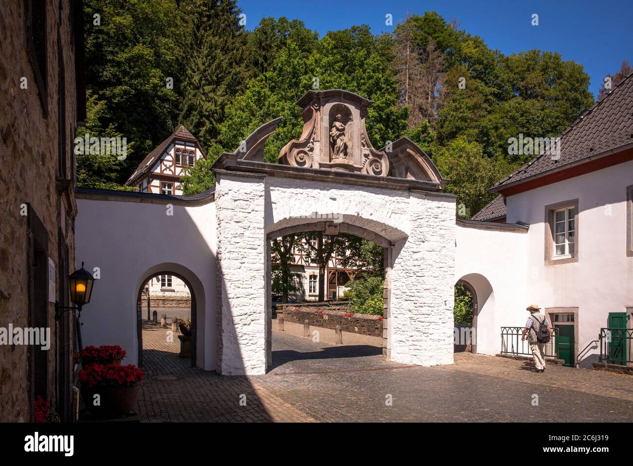 La porte de l'ancien monastère à la cathédrale d'Altenberg à Odenthal, église de l'ancienne abbaye cistercienne d'Altenberg, région de Bergisches, Banque D'Images