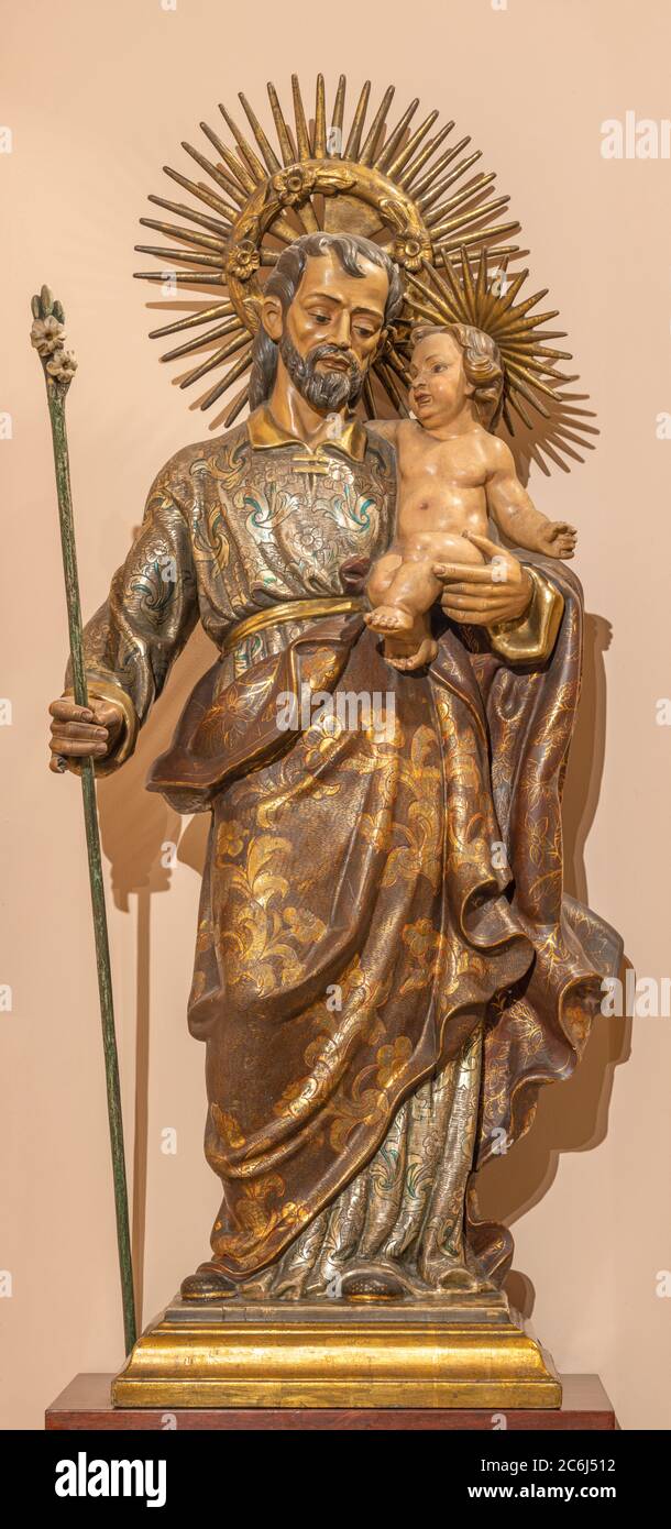 BARCELONE, ESPAGNE - 3 MARS 2020 : statue en polychrome sculpté de Saint-Jospeh dans l'église Parroquia de la Mare de Deu de Nuria à partir de fin 18. Cent. Banque D'Images