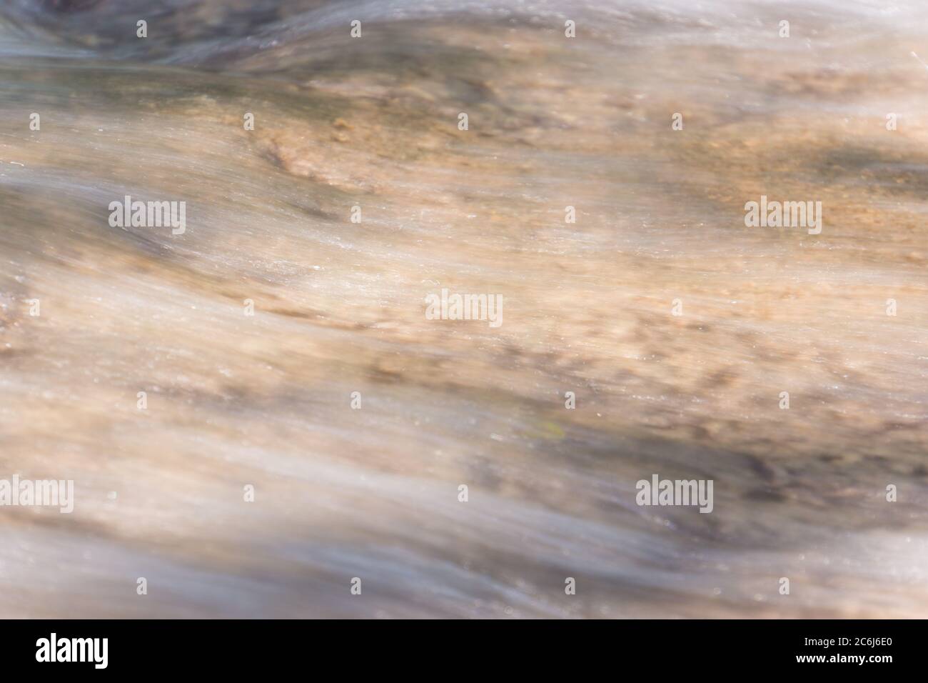 flou de l'eau qui se précipite sur le fond de la rivière Banque D'Images