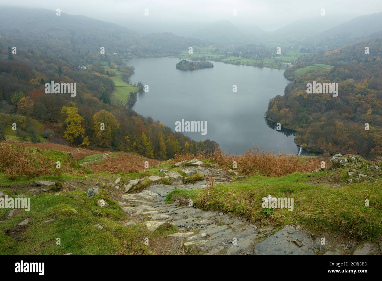 Le lac Grasmere de Loughrigg est tombé un jour d'automne brumeux dans le parc national de Lake District, Cumbria, Angleterre. Banque D'Images
