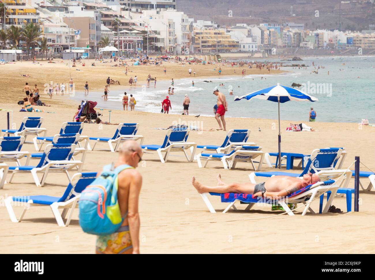 Las Palmas, Grande Canarie, Îles Canaries, Espagne. 10 juillet 2020. Loclas  et l'étrange touriste faisant la plupart d'une ville presque touristique  libre plage à Las Palmas sur Gran Canaria. Les principaux voyagistes