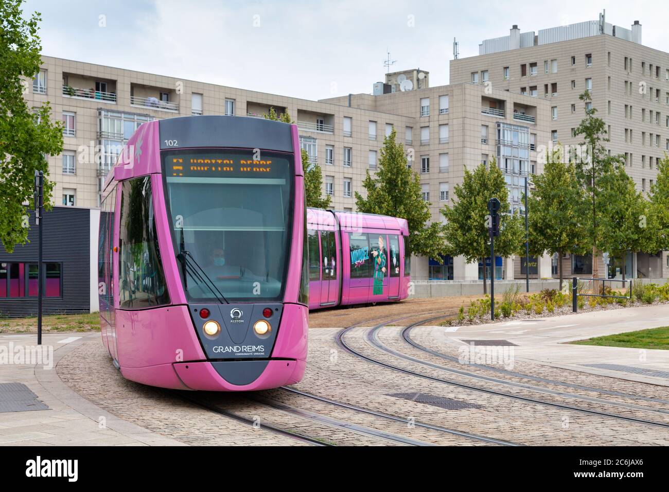 Reims, France - juin 09 2020 : le réseau du tramway de Reims relie le quartier d'Orgeval, au nord de la ville, à la statio TGV de Bezannes Banque D'Images