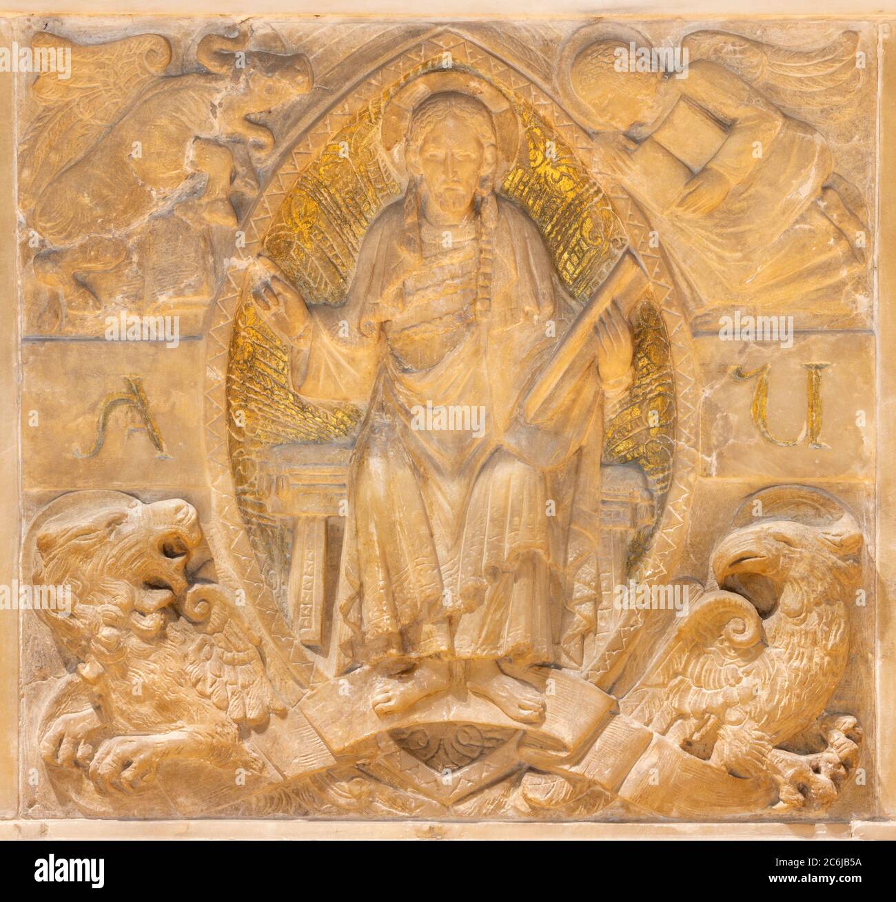 BARCELONE, ESPAGNE - 3 MARS 2020 : le soulagement de Jésus-Christ parmi les quatre symboles évangélistes du chruch Santuari de la Mare de Deu del Carme. Banque D'Images