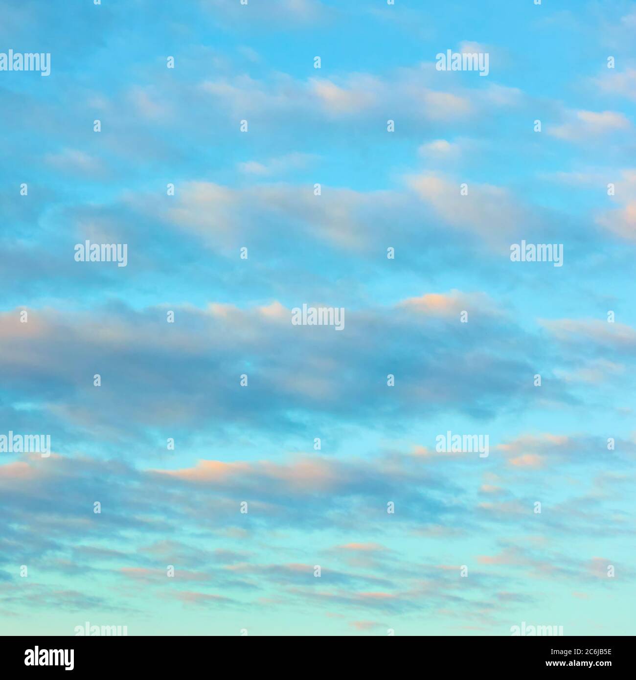 Ciel nocturne avec nuages, peut être utilisé comme arrière-plan Banque D'Images