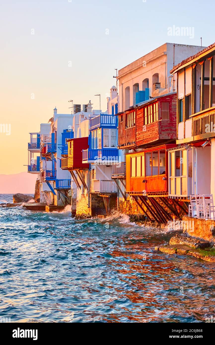 Maisons célèbres au bord de la mer dans l'île de Mykonos au coucher du soleil, Grèce. Paysage grec Banque D'Images