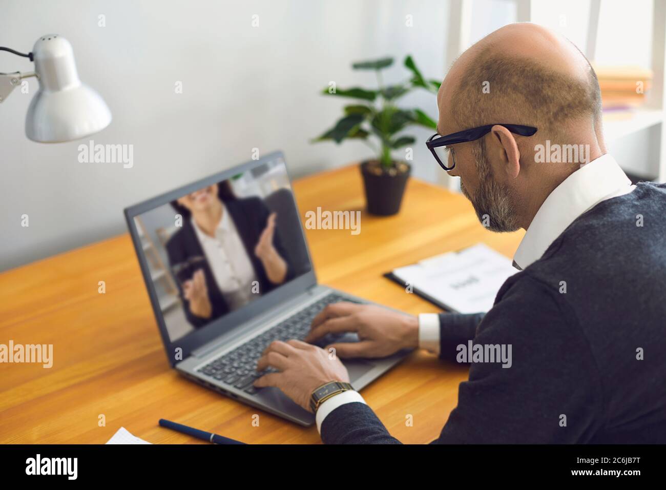 Travailler En Ligne L Homme Senior Qui Travaille Communique Par Chat Video Sur Ordinateur Portable Avec Son Partenaire Assis A La Maison Photo Stock Alamy