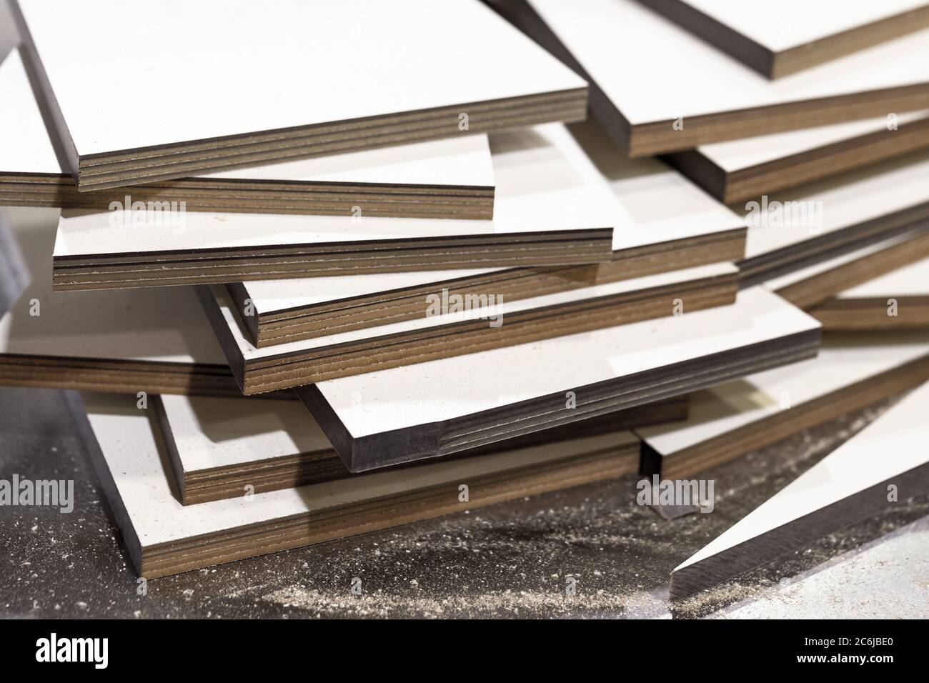 Feuilles de texte blanc empilées. Il s'agit d'un matériau composite à couches à base de tissu à partir de fibres et d'un liant polymérique Banque D'Images